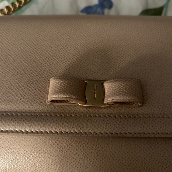 Salvatore ferragamo authentic cream leather handbag - Picture 7 of 8